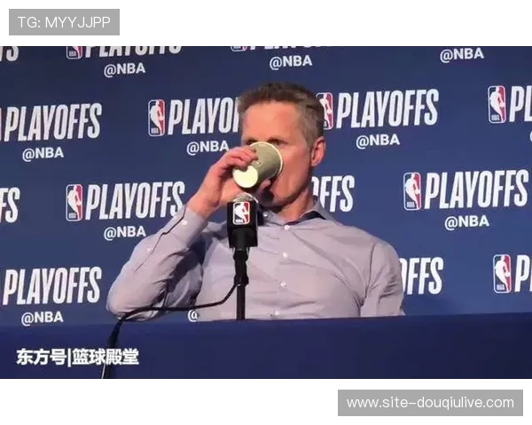 朗斯客场更衣室赛后庆祝，半程冠军奖杯临时展示